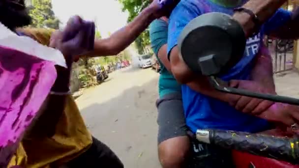 Holi 2022 Zwei Indische Jungen Bedeutet Mit Indischen Farben Spielen — Stockvideo