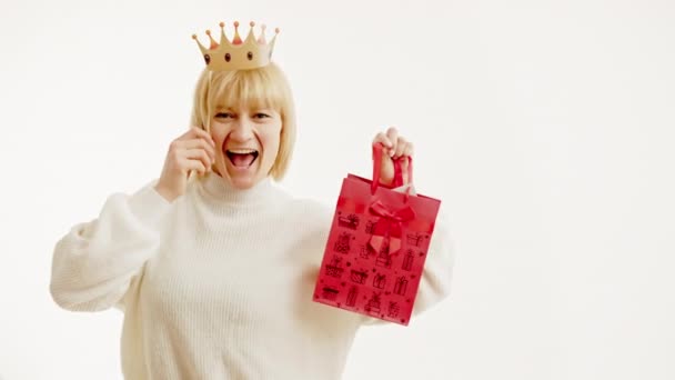 Ευτυχισμένη Γυναίκα Δείχνει Δώρο Της Ένα Πάρτι Απομονωμένα Λευκό Φόντο — Αρχείο Βίντεο