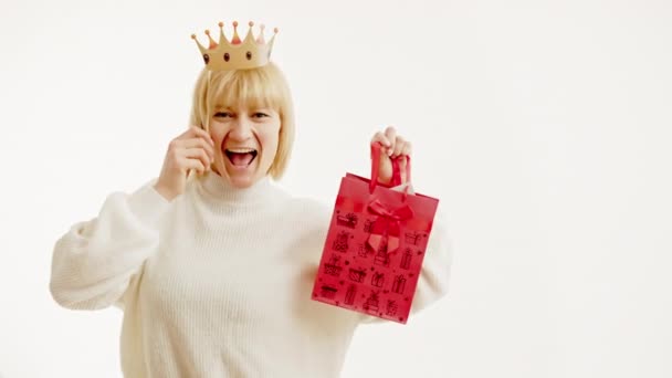 Mujer Feliz Muestra Don Una Fiesta Aislado Sobre Fondo Blanco — Vídeos de Stock