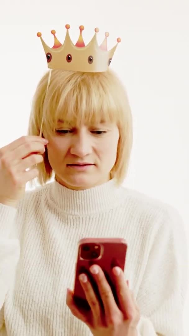 수없는 여자는 파티에서 스마트폰을 표정을 짓습니다 — 비디오