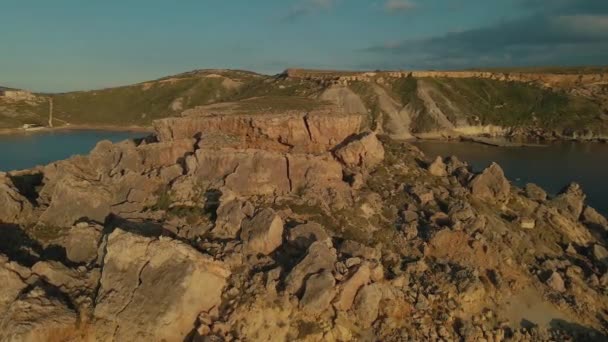 Stunning Rock Formation Seashore Illuminated Soft Light Setting Sun Malta — Stockvideo