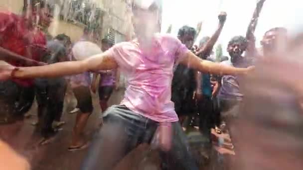 Indyjski Festiwal Holi Ludzie Taniec Prysznic Woda Deszcz Kolorami 2022 — Wideo stockowe