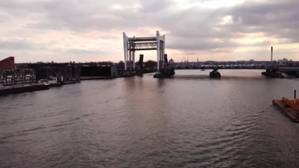 Воздушная Долли Над Ауде Разведенным Железнодорожным Мостом Видом Приближающийся Грузовой — стоковое видео