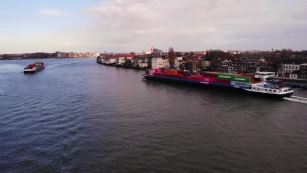 Luchtvaartdrone Bekijk Vrachtcontainer Scheepssensatie Zeilen Voorbij Dordrecht Langs Oude Maas — Stockvideo