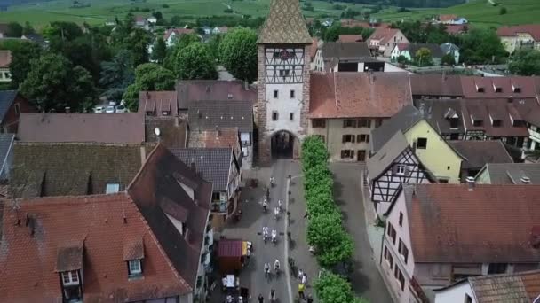 Aerial Shot Grand Rue Tilt Reveal Porte Haute Rolling Green — Vídeos de Stock