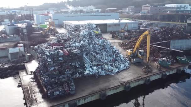 Högar Rostig Metall Och Skräp Stavanger Deponi Liebherr Grabber Redo — Stockvideo