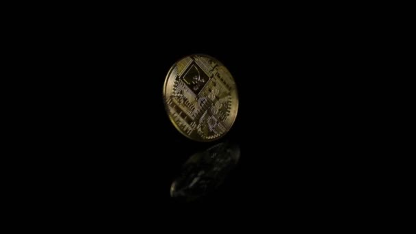Close Gouden Bitcoin Verstrijken Zwart Oppervlak Digitale Valuta Investment Concept — Stockvideo