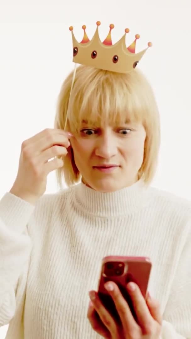 Překvapená Šťastná Žena Dívá Svůj Smartphone Večírku Svislé Video — Stock video