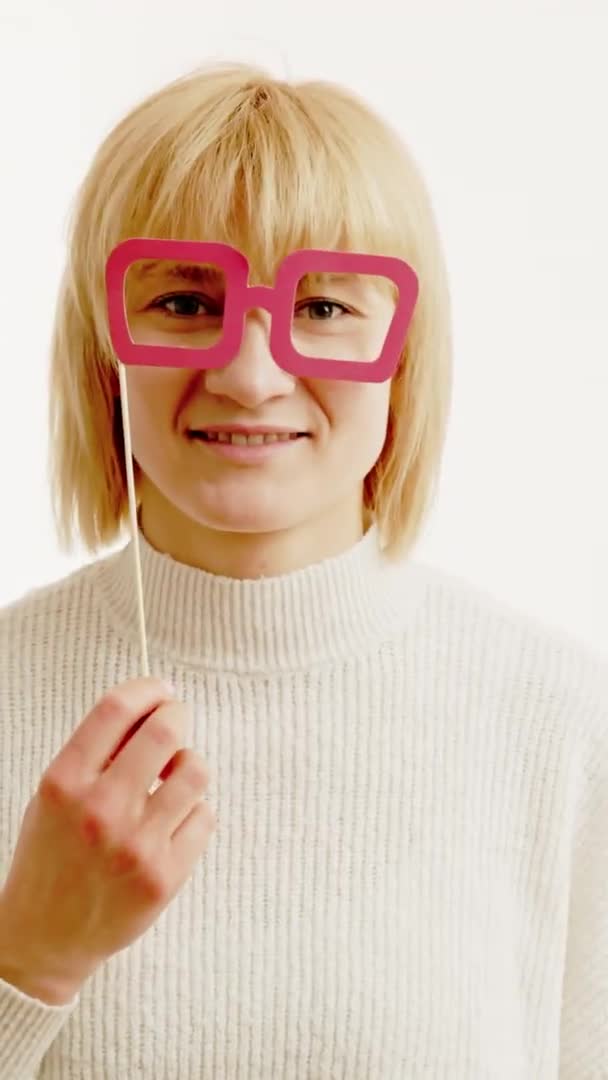 Dívka Hrající Falešnými Červenými Brýlemi Izolovaná Bílém Svislý Portrét — Stock video