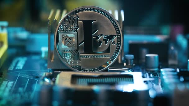 Silver Litecoin Отображается Материнской Плате Компьютера Торговая Горнодобывающая Криптовалюта — стоковое видео