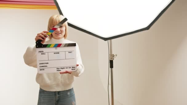 Glimlachende Vrouw Hold Film Maken Clapperboard Kopieer Ruimte Voor Tekst — Stockvideo