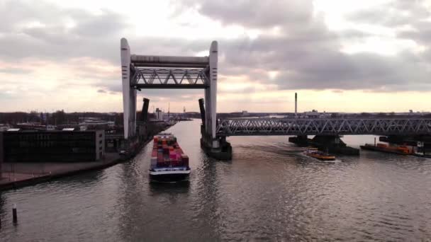 Luchtfoto Van Het Sensationele Vrachtschip Langzaam Passerend Door Verhoogde Spoorbrug — Stockvideo