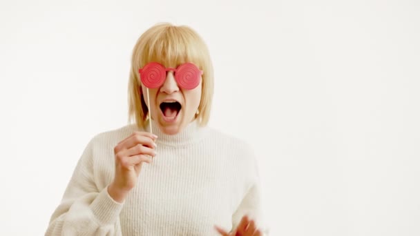 Mulher Divertir Com Óculos Redondos Espiral Engraçado Isolado Branco Espaço — Vídeo de Stock