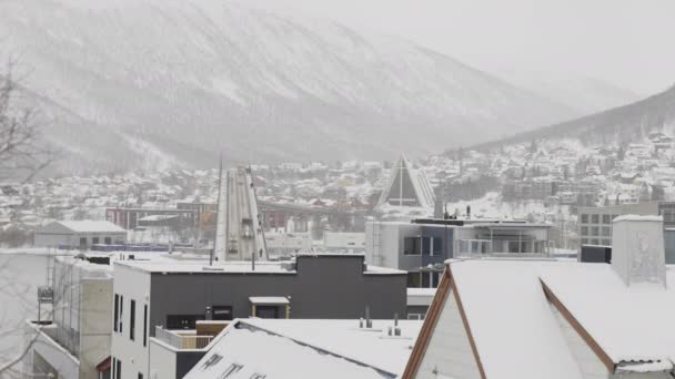 トロムソ橋の上の交通の流れ時間の経過 雪に覆われた都市 ノルウェー — ストック動画
