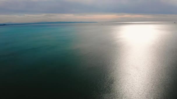 มมองโดรนแบบพาโนรามาของทะเลอาเดร ดวงอาท องผ านเมฆและสะท อนจากพ วของน — วีดีโอสต็อก