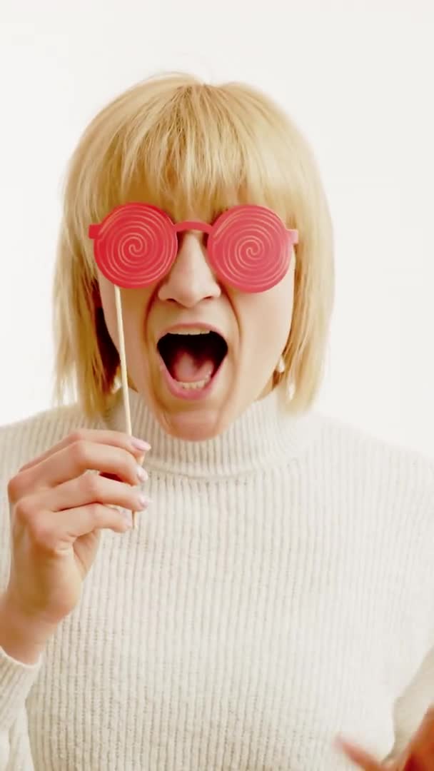 Mulher Brincando Com Óculos Redondos Vermelhos Engraçados Isolados Branco Retrato — Vídeo de Stock