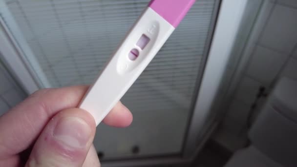 Κοντινό Πλάνο Αρνητικό Τεστ Εγκυμοσύνης Στο Σπίτι Kit Που Πραγματοποιήθηκε — Αρχείο Βίντεο
