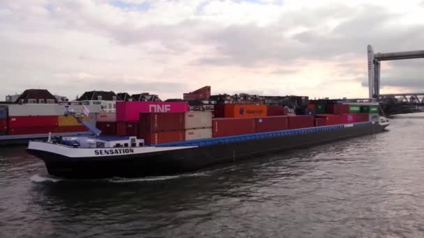 Luchthaven Uitzicht Sensatie Vrachtschip Langs Oude Maas Vertrek Verhoogde Spoorbrug — Stockvideo