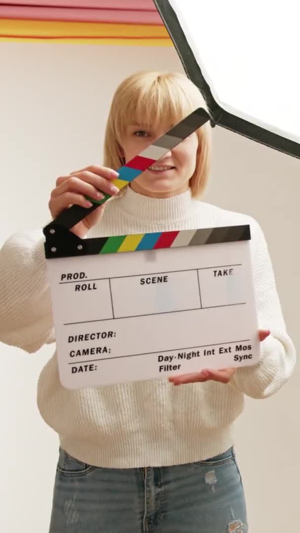 Donna Sorridente Che Usa Clapboard Uno Studio Cinematografico Clip Verticale — Video Stock