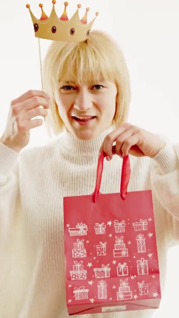 Jeune Femme Avec Couronne Papier Sur Bâton Sac Cadeau Posant — Video