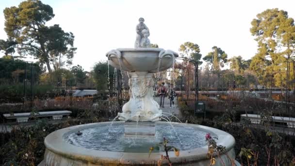 Πρόσθια Όψη Μαρμάρινης Κρήνης Pan Στη Rosaleda Στο Retiro Park — Αρχείο Βίντεο