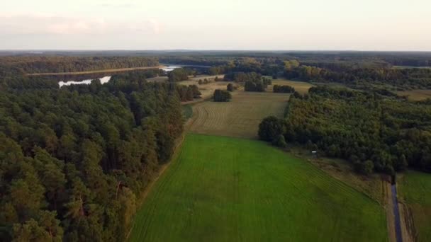 Spectaculaire Luchtvlucht Zeer Hoge Vlieg Achteruit Drone Schot Meer Landbouwgrond — Stockvideo