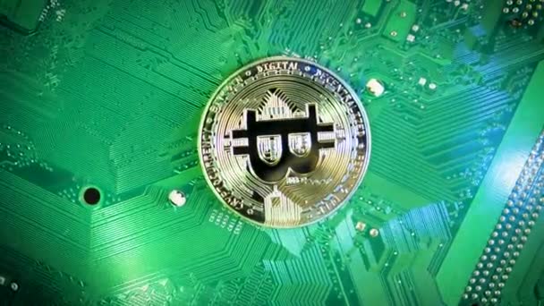 Rotierendes Gold Bitcoin Auf Grünem Computerbrett Passives Einkommen Durch Den — Stockvideo