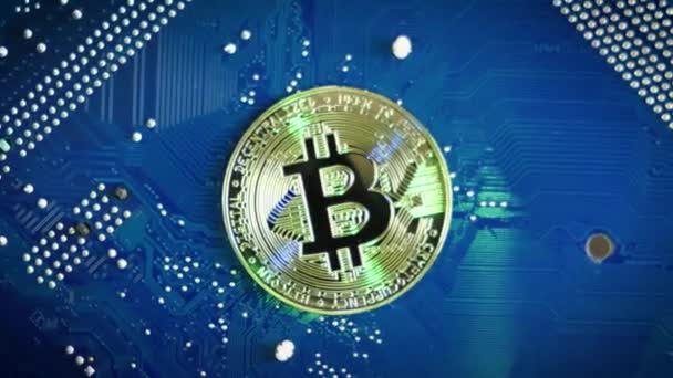 Bitcoin Tunggal Pada Papan Biru Komputer Berputar Mempertambangan Konsep Bitcoin — Stok Video