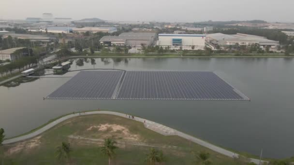 Panneaux Solaires Flottants Sur Lac Générateur Alternatif Élévation Inclinaison Vers — Video