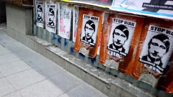 Остановите Военные Плакаты Картинами Изображающими Путина Образе Гитлера Центре Мадрида — стоковое видео