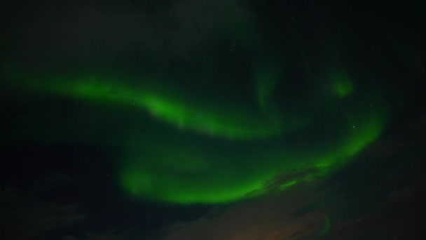 Zielona Aurora Borealis Przeciwko Ciemnemu Nocnemu Niebu Zewnątrz Islandii Zdjęcia — Wideo stockowe