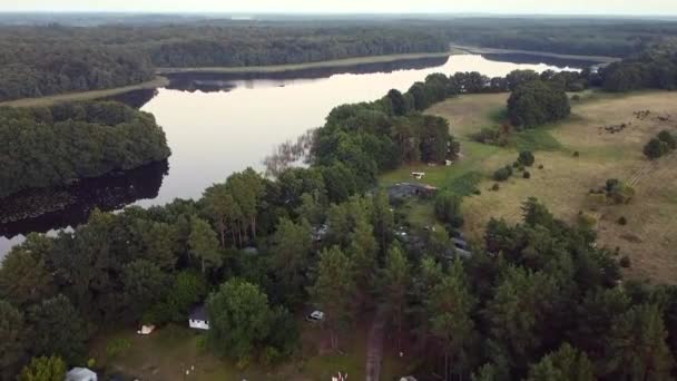信じられないほどの空中飛行は 夏の朝にドローンショット概要湖を上昇自然保護区でMritz見た公園メクレンブルクブランデンブルクドイツ航空ビュー — ストック動画