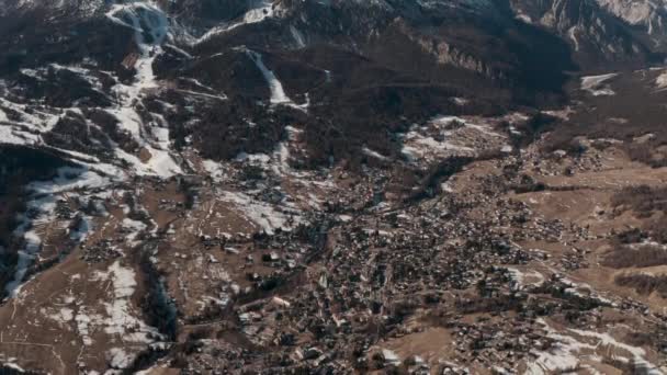 Pan Drone Schot Van Cortina Ampezzo Naar Omliggende Bergen Dolomieten — Stockvideo