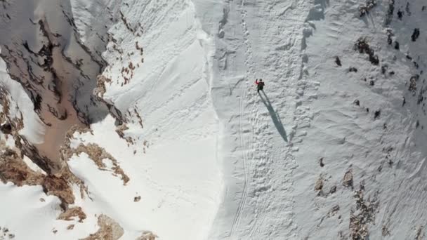 Overhead Drone Shot Hiker Walking Snowy Mountain Ridge Overlooking Steep — Stok video