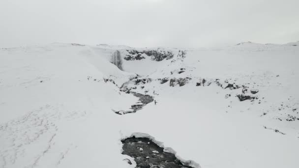 Aerial Follow Shot Man Hiking Snowy Mountains Svufoss Waterfall Snfellsnes — стокове відео