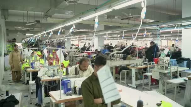 People Working Clothing Manufacturing Factory Pakistan — Vídeo de stock