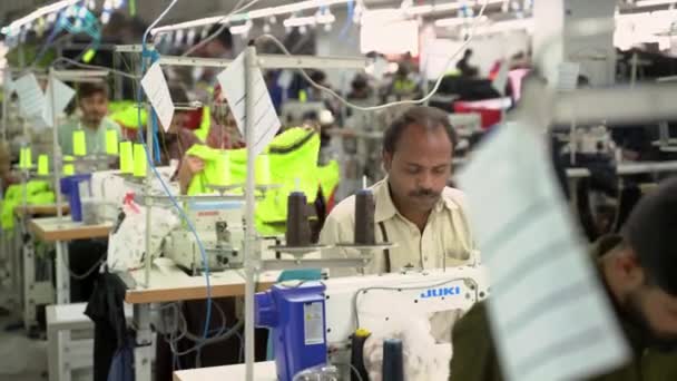 Trabajadores Que Fabrican Ropa Una Fábrica Maquiladoras Pakistán — Vídeos de Stock