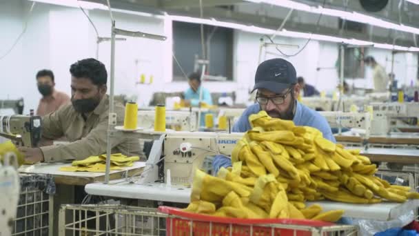 Skræddere Der Arbejder Inde Tøjproduktionsanlæg – Stock-video