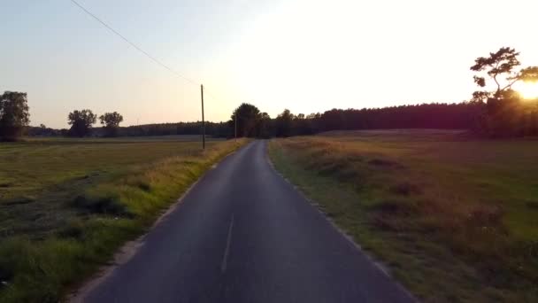Prachtige Luchtvlucht Nep Auto Rijden Stijgen Drone Schot Bij Zonsondergang — Stockvideo
