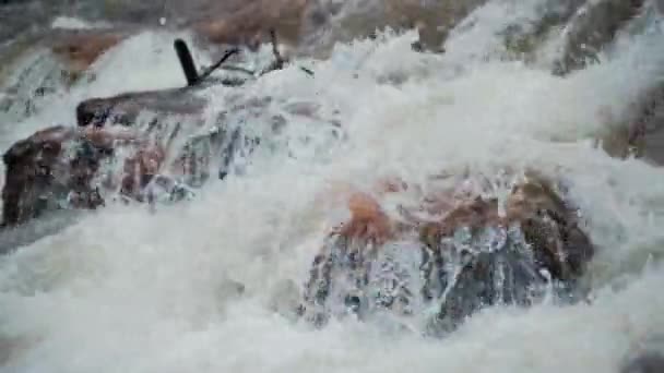 瀑布水闭合 快速流过岩石 — 图库视频影像