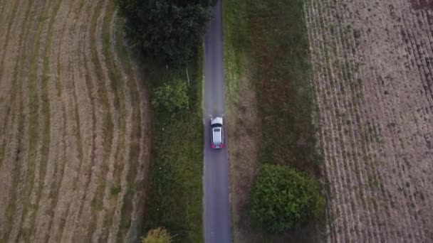 Θαυμάσια Εναέρια Πτήση Drone Πυροβόλησε Από Ψηλά Κυνηγούν Ένα Αυτοκίνητο — Αρχείο Βίντεο
