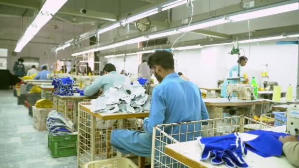 People Working Clothing Production Sweatshop Business Pakistan — Vídeo de stock