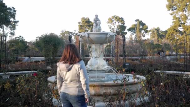 Femme Regardant Eau Tomber Fontaine Pan Divinité Rosaled Dans Parc — Video