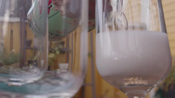 Крупним Планом Вигляд Шампанського Був Вилитий Склянку Під Час Святкування — стокове відео
