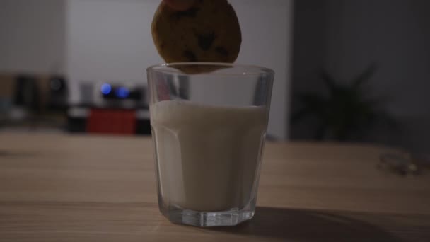 Nahaufnahme Von Hand Wie Sie Einen Schokoladenkeks Ein Glas Milch — Stockvideo