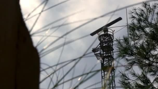 Antena Radar Militar Rotativa Observada Partir Local Oculto — Vídeo de Stock