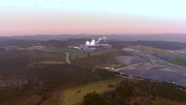 スペインの廃棄物処理焼却炉工場への空中飛行 ドリー フォワード — ストック動画