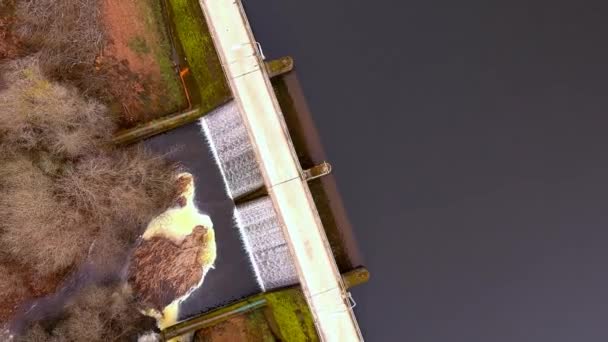 Aerial Birds Eye View Road Encoro Villasenin Reservoir Pedestal — Vídeo de stock