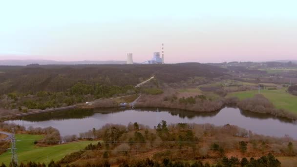 Flygfoto Över Meiramas Värmekraftverk Avstånd Sett Från Vilasenindammen Dolly Höger — Stockvideo