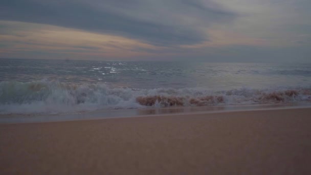 Widok Żabiego Oka Fale Płynące Plażę Podczas Zachmurzonego Zachodu Słońca — Wideo stockowe